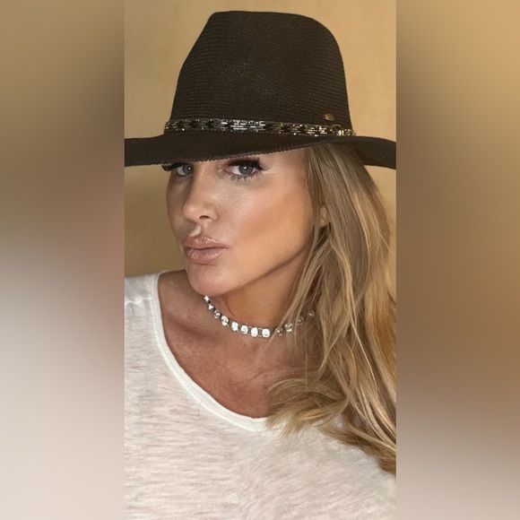 Beautiful choker with Swarovski crystals that go all the around! - Picture 5 of 9